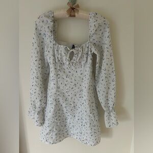 H&M Divided Puff Sleeve Crepe Floral Mini Dress 
Size: XS 
EUC